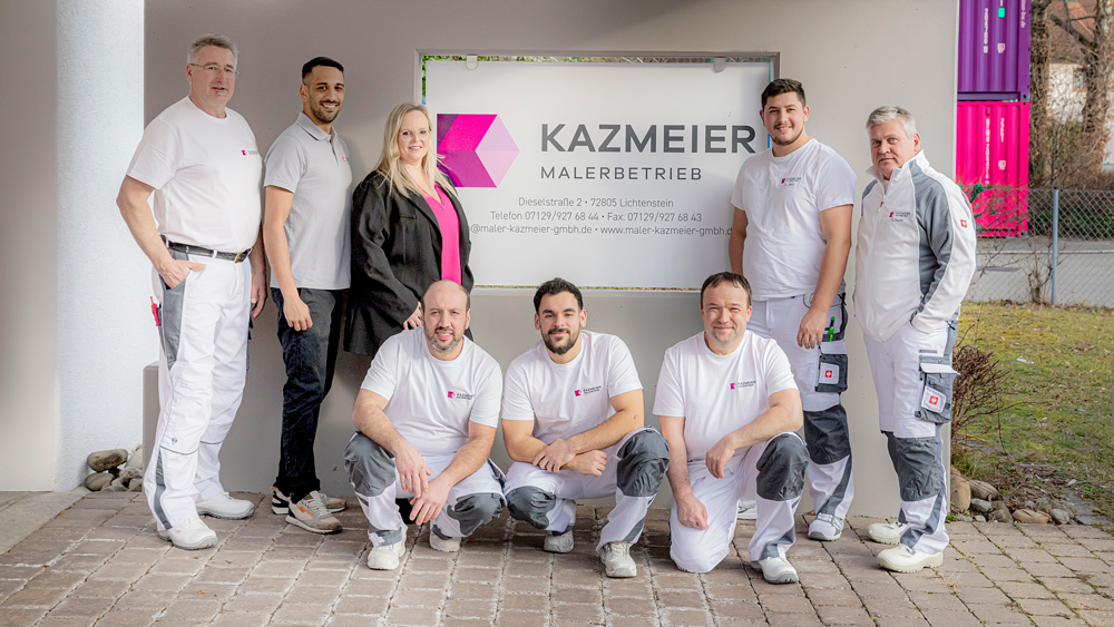 Mitarbeiter des Malerbetriebs Kazmeier in Lichtenstein vor dem Firmengebäude